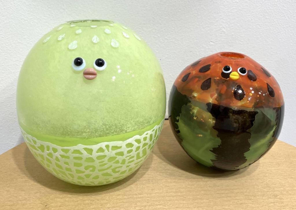 右：　LittleMonsters スイカ
１６,５００円
左：　LittleMonsters メロン（大）
２２,０００円 Choco  melt  !
　森比呂美ガラス展
　　～　日本橋木屋本店 izutuki　～