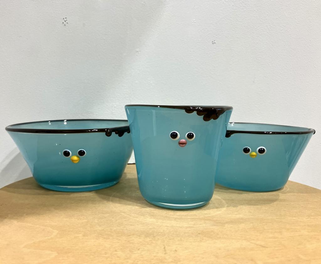 右：　GlassMonsters choco melt ボウル
７,７００円
左：　GlassMonsters choco melt  ボウル（大）
９,９００円
中央：　GlassMonsters  choco melt フリーカップ
７,１５０円 Choco  melt  !
　森比呂美ガラス展
　　～　日本橋木屋本店 izutuki　～