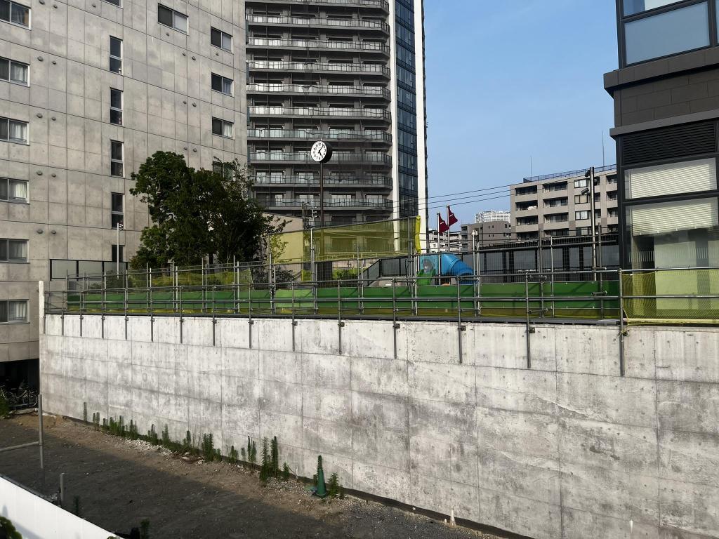 隅田川側からみた、わたし公園 月島のわたし