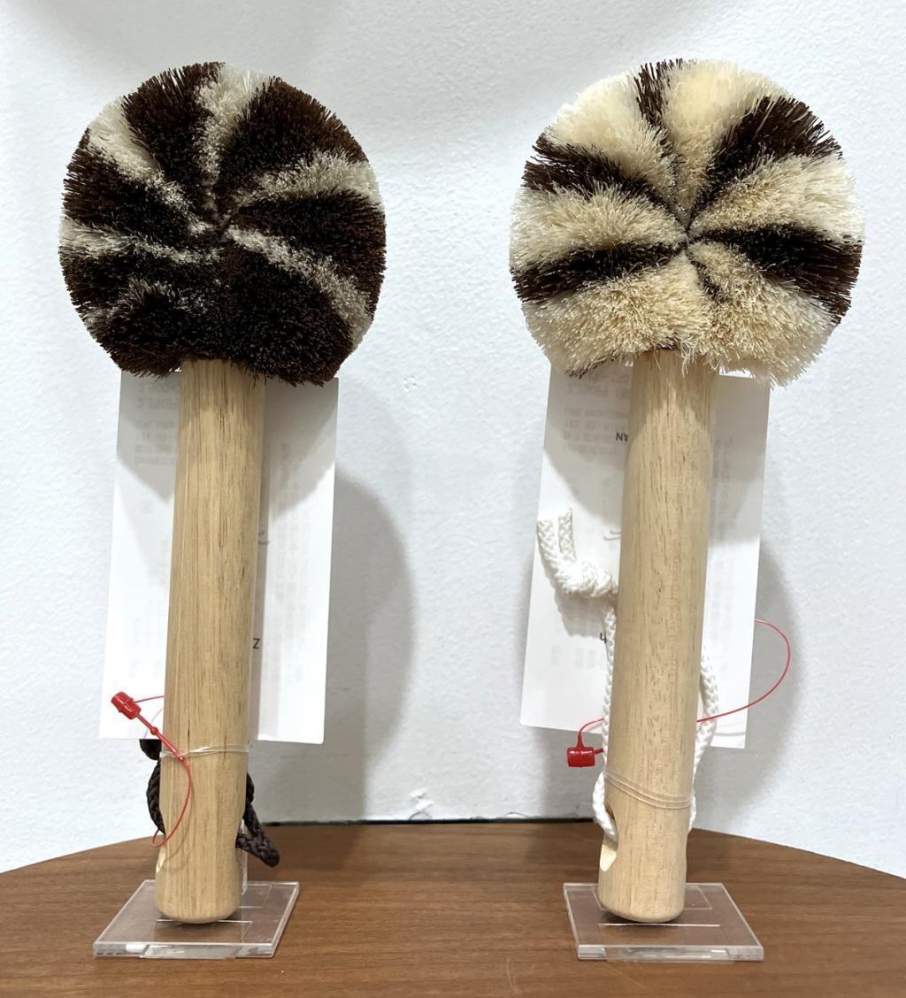 左：　ZENたわし　ペット　ストライプホワイト
右：　ZENたわし　ペット　ストライプブラウン
各２,７５０円 夏・錫の涼
　ー　濱田久美子　作品展　ー
　　～　日本橋木屋本店 izutuki　～
