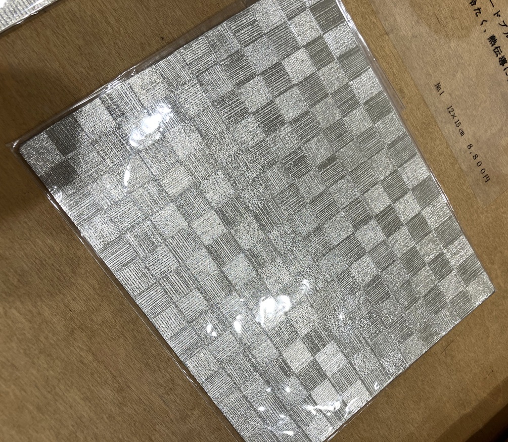 角皿L　市松
１ｃｍ角　１２×１５
８,８００円 夏・錫の涼
　ー　濱田久美子　作品展　ー
　　～　日本橋木屋本店 izutuki　～