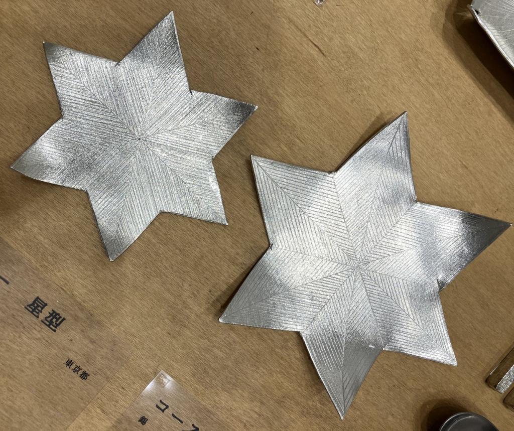 左：　コースター　星型
１２×１２
３,８５０円
右：　コースター　星型
１５×１５
４,９５０円 夏・錫の涼
　ー　濱田久美子　作品展　ー
　　～　日本橋木屋本店 izutuki　～