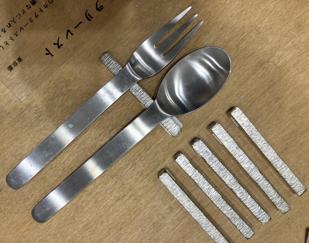 カトラリーレスト
８ｍm角×８ｃm
１,９８０円 夏・錫の涼
　ー　濱田久美子　作品展　ー
　　～　日本橋木屋本店 izutuki　～