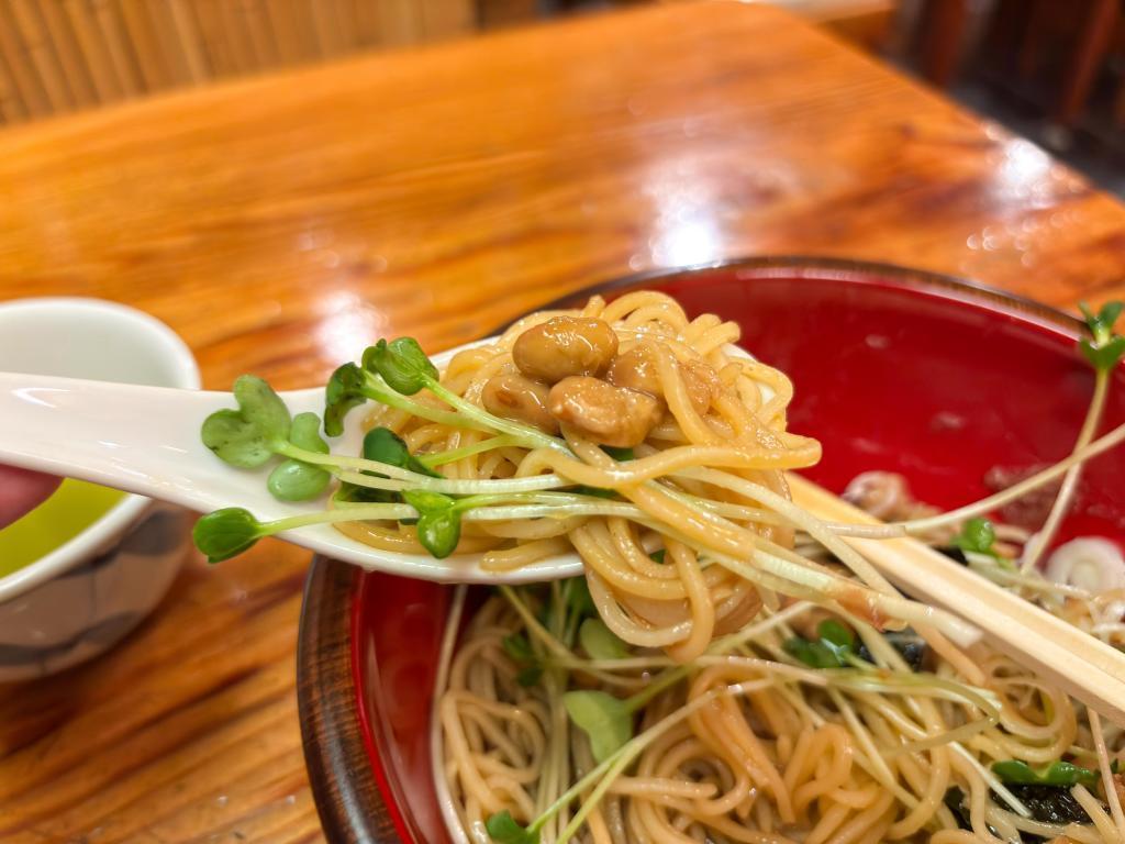 納豆、卵絡ませて、最上級の納豆そばがここに 中央区そば紀行（15）室町　利久庵