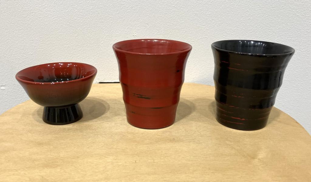 わじま龍作　作品
左：　ぐい吞　曙
３３,０００円
中央：　ぐい吞　筍型　茜
４４,０００円
右：　ぐい吞　筍型　曙
４４,０００円 輪島の未来のために
　輪島職人たちの作品展
　　～　日本橋木屋本店 izutuki　～