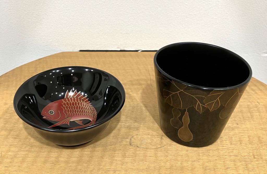 古原秀樹　作品
左：　ぐいのみ　「海」
４４,０００円
右：　ぐいのみ　「六瓢」
６６,０００円 輪島の未来のために
　輪島職人たちの作品展
　　～　日本橋木屋本店 izutuki　～