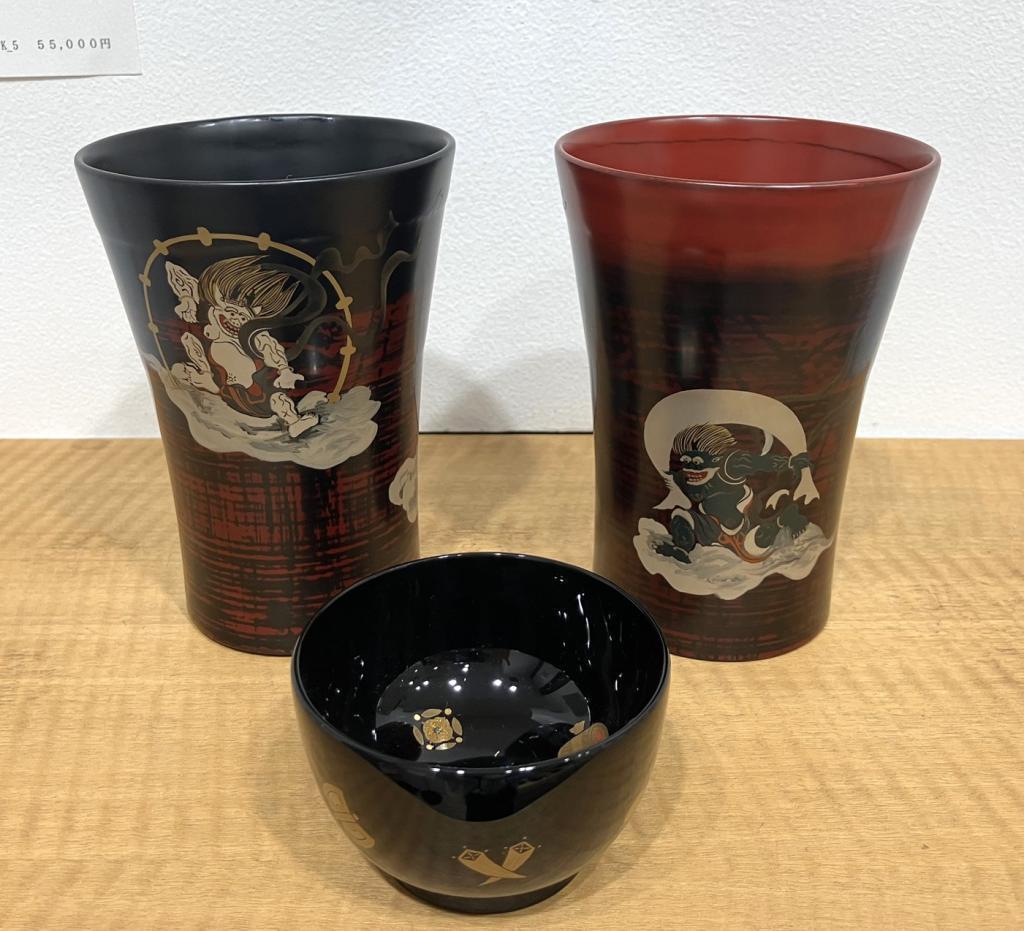 川崎漆器店　作品
後：　カップ
どちらも８２,５００円
前：　ぐいのみ
５５,０００円 輪島の未来のために
　輪島職人たちの作品展
　　～　日本橋木屋本店 izutuki　～