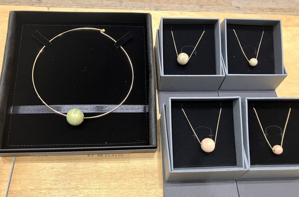 ヌシヤ株式会社　作品
左１点：　プラネット　チョーカー　１８ｍｍ
２２,０００円
中央２点：　プラネット　ネックレス　１５ｍｍ
２２,０００円
右２点：　プラネット　ネックレス　１０ｍｍ
１６,５００円 輪島の未来のために
　輪島職人たちの作品展
　　～　日本橋木屋本店 izutuki　～