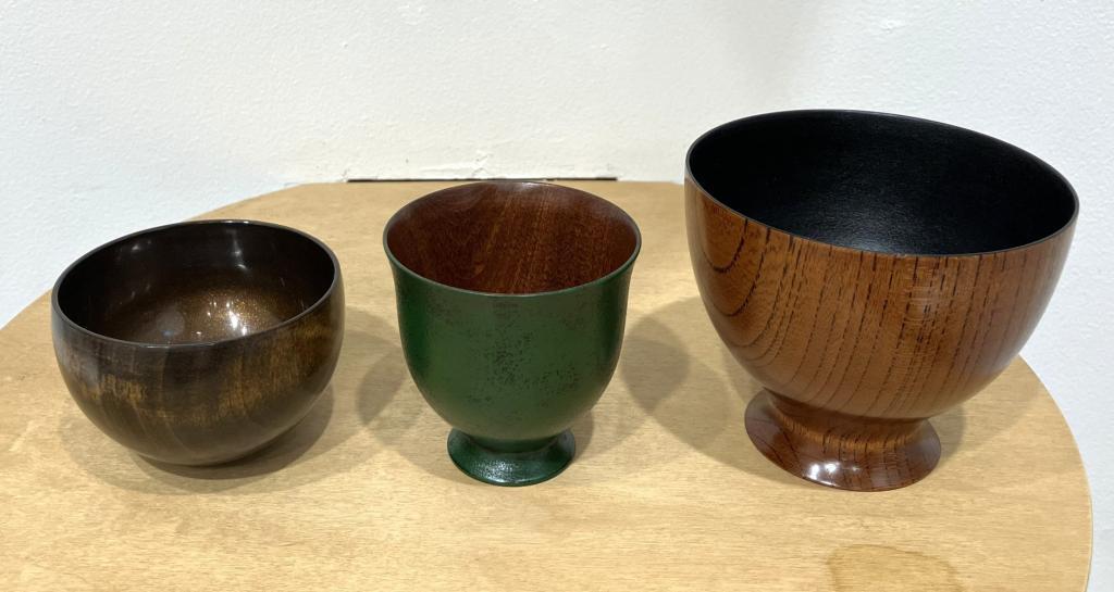 辻正尭　作品
左：　栃ぐいのみ
２２,０００円
中央：　ぐい吞み（緑）
１８,７００円
右：　石目カップ
１８,７００円 輪島の未来のために
　輪島職人たちの作品展
　　～　日本橋木屋本店 izutuki　～