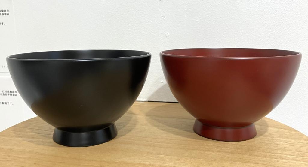 中島忠平漆器店　作品
左：　飯碗（大）　艶消し黒
３９,６００円
右：　飯碗（大）　吟朱
３９,６００円 輪島の未来のために
　輪島職人たちの作品展
　　～　日本橋木屋本店 izutuki　～