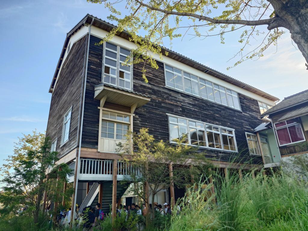 「木の国－日本」は、8月3日(日)までシグネチャーパビリオン「Dialogue Theater－いのちのあかし－」内「森の集会所」にて開催。 大阪・関西万博を中央区目線で楽しもう！②「木の国－日本」と「日本橋本町三井ビルディング ＆forest」