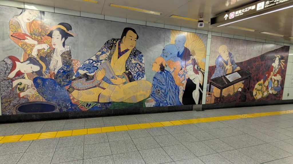  地下鉄駅構内　壁アートを楽しむ