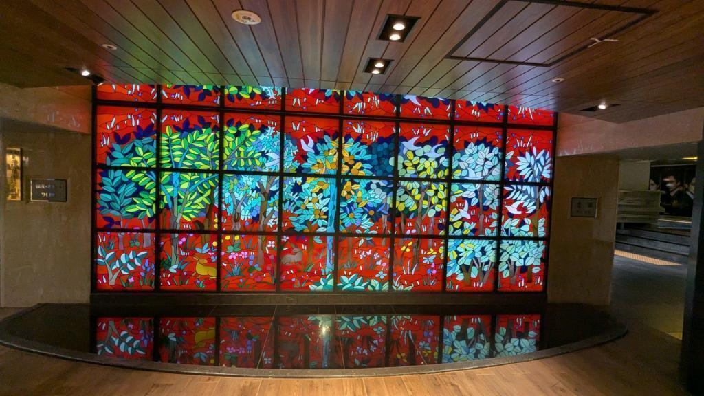  地下鉄駅構内　壁アートを楽しむ