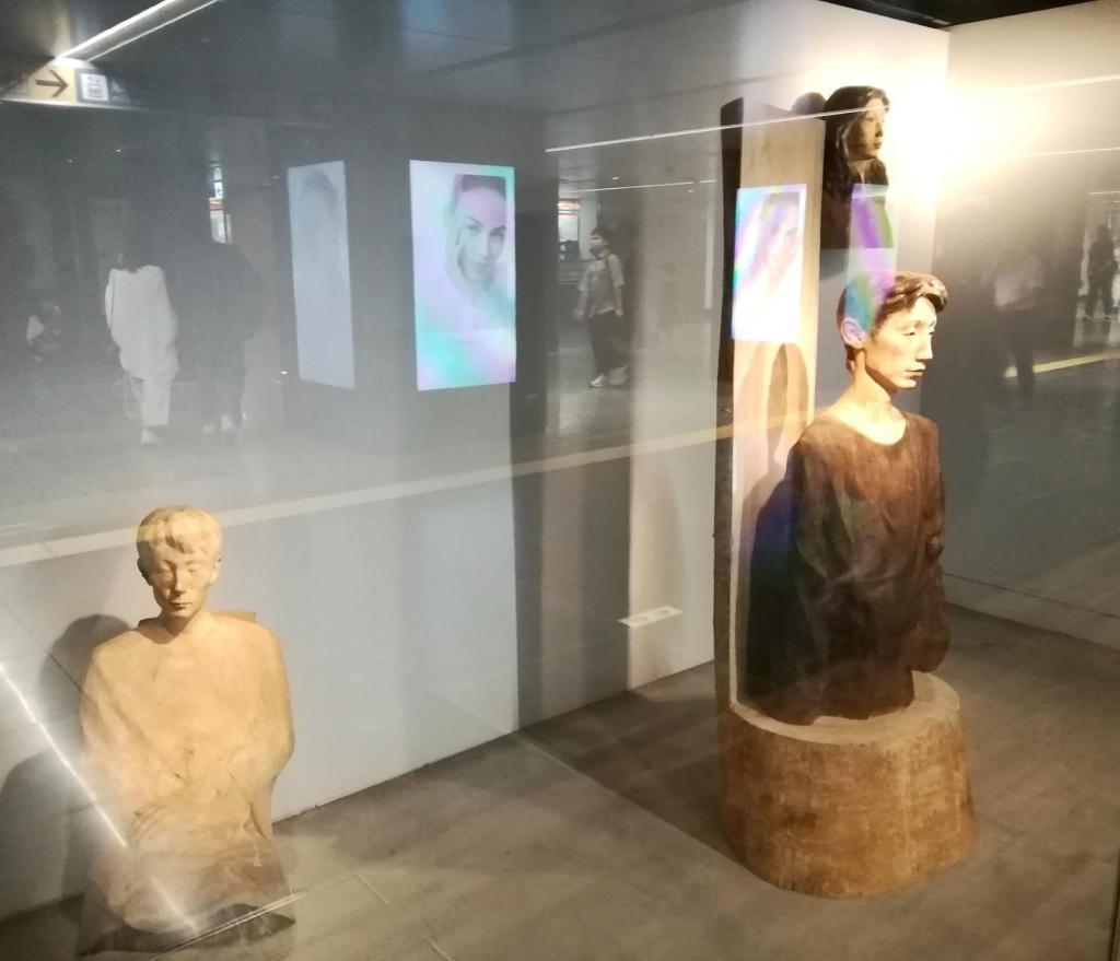  移動する視点、通路の彫刻
　　～　メトロ銀座ギャラリー　～