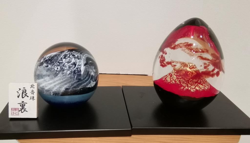 左：　北斎　波裏　　右：　赤富士 ＦＵＳＩＯＮ　ＦＡＣＴＯＲＹ　夏のガラス展　　～　日本橋木屋本店 izutuki　～
