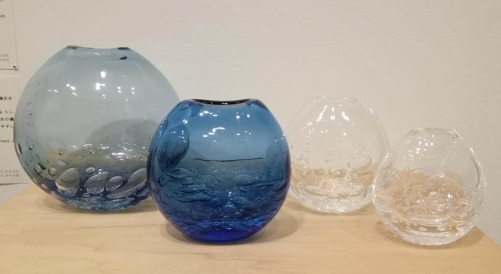 泡一輪　　左２個：ブルー　右２個：クリア ＦＵＳＩＯＮ　ＦＡＣＴＯＲＹ　夏のガラス展　　～　日本橋木屋本店 izutuki　～