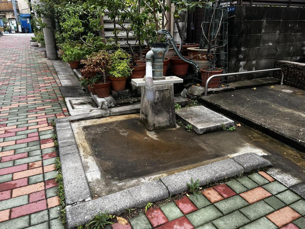 ②「旧飯田家住宅」のはす向かいにあった井戸の手押しポンプ 「佃島」に残る昔のあれこれ（前編）