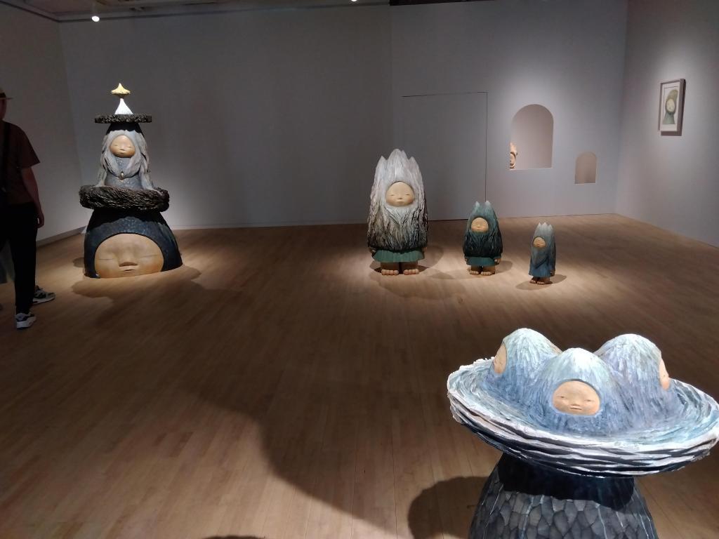 ほっこりとした木彫の人形と絵画 中村萌　「connect connect」展　at ポーラ ミュージアム アネックス 　9/28まで