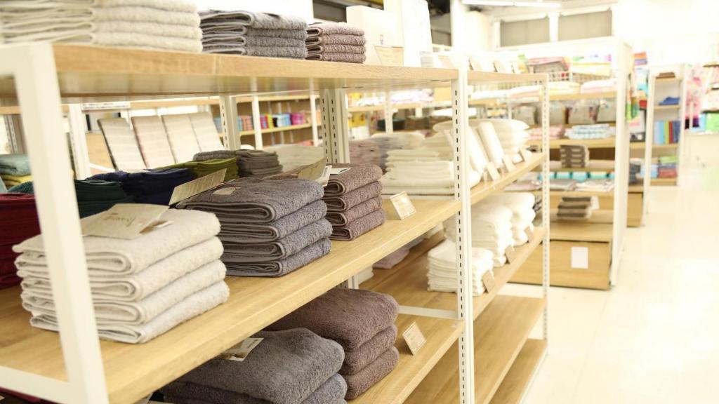 店内は卸売向のタオル展示がズラリ 【日東タオル様】老舗が仕掛ける新しい問屋街のカタチ