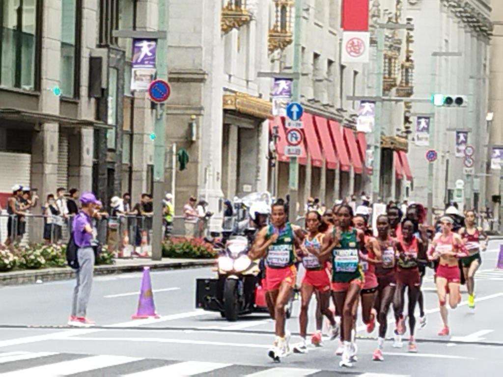 ①日本橋三越の前で応援していると、40分頃に、１周目のトップ集団がやってきました ～「東京2025世界陸上」が中央区に来たよ（東京開催は34年ぶり）～
女子マラソン日本代表選手、感動をありがとう！