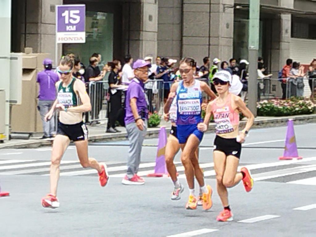 ②日本橋三越の前に、佐藤選手がやってきました ～「東京2025世界陸上」が中央区に来たよ（東京開催は34年ぶり）～
女子マラソン日本代表選手、感動をありがとう！