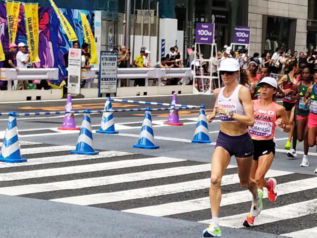 ③コレド日本橋の前で応援していると、１周目の銀座4丁目の折り返し地点から、小林選手が戻ってきました ～「東京2025世界陸上」が中央区に来たよ（東京開催は34年ぶり）～
女子マラソン日本代表選手、感動をありがとう！