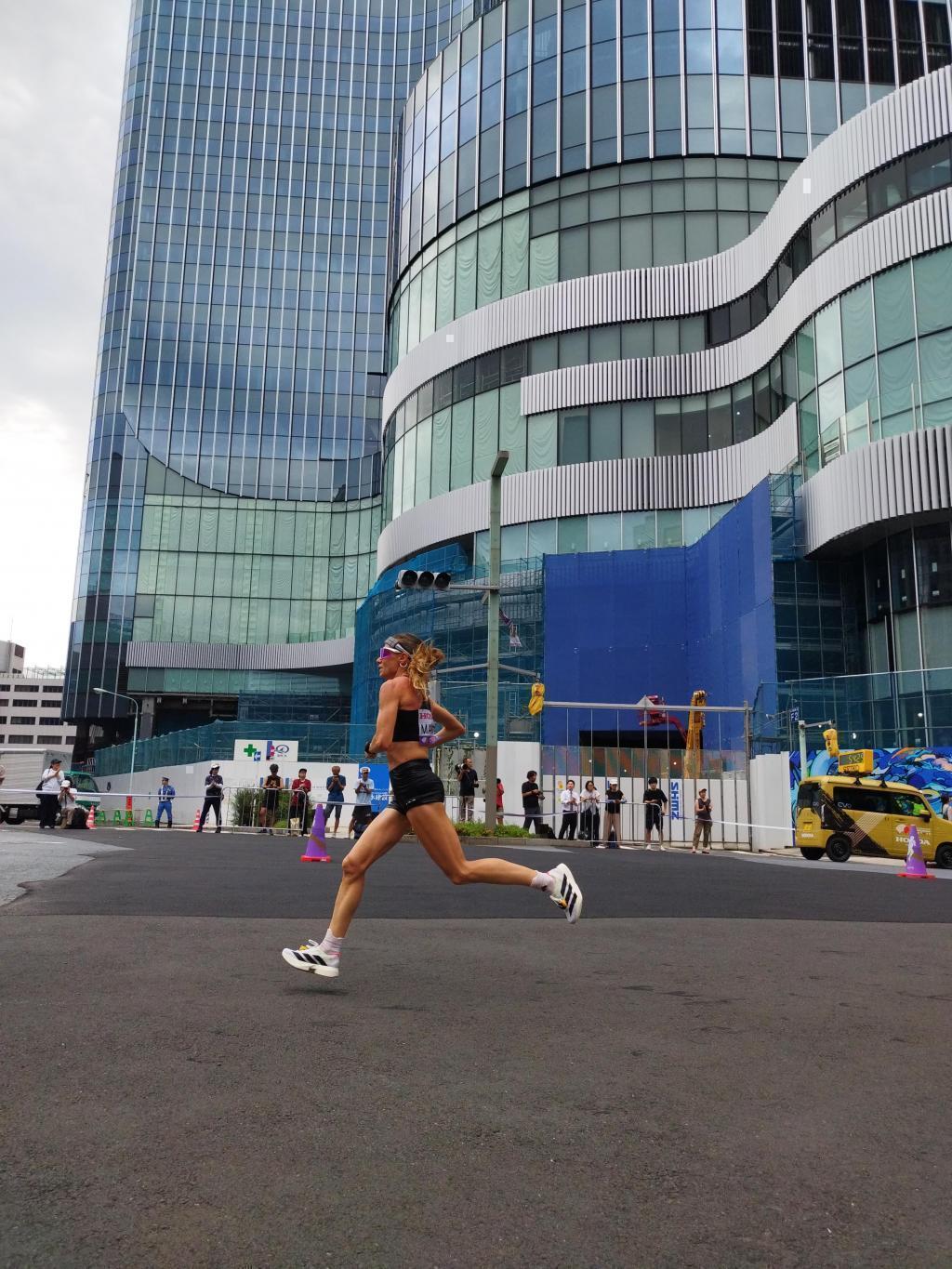 ④コレド日本橋の横で再開発中のビル（来年3月完工予定、高さ284ｍ＝2にほん、8ば、4し）の前を、世界トップレベルのランナーが疾走していきます ～「東京2025世界陸上」が中央区に来たよ（東京開催は34年ぶり）～
女子マラソン日本代表選手、感動をありがとう！