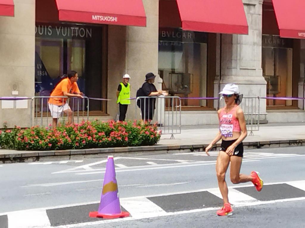 ⑤安藤選手が、2周目、日本橋三越の前を疾走していきます ～「東京2025世界陸上」が中央区に来たよ（東京開催は34年ぶり）～
女子マラソン日本代表選手、感動をありがとう！