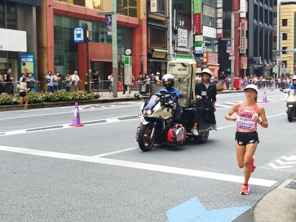 ⑦日本橋三越の前で応援していると、2周目の銀座4丁目の折り返し地点から、小林選手が戻ってきました ～「東京2025世界陸上」が中央区に来たよ（東京開催は34年ぶり）～
女子マラソン日本代表選手、感動をありがとう！