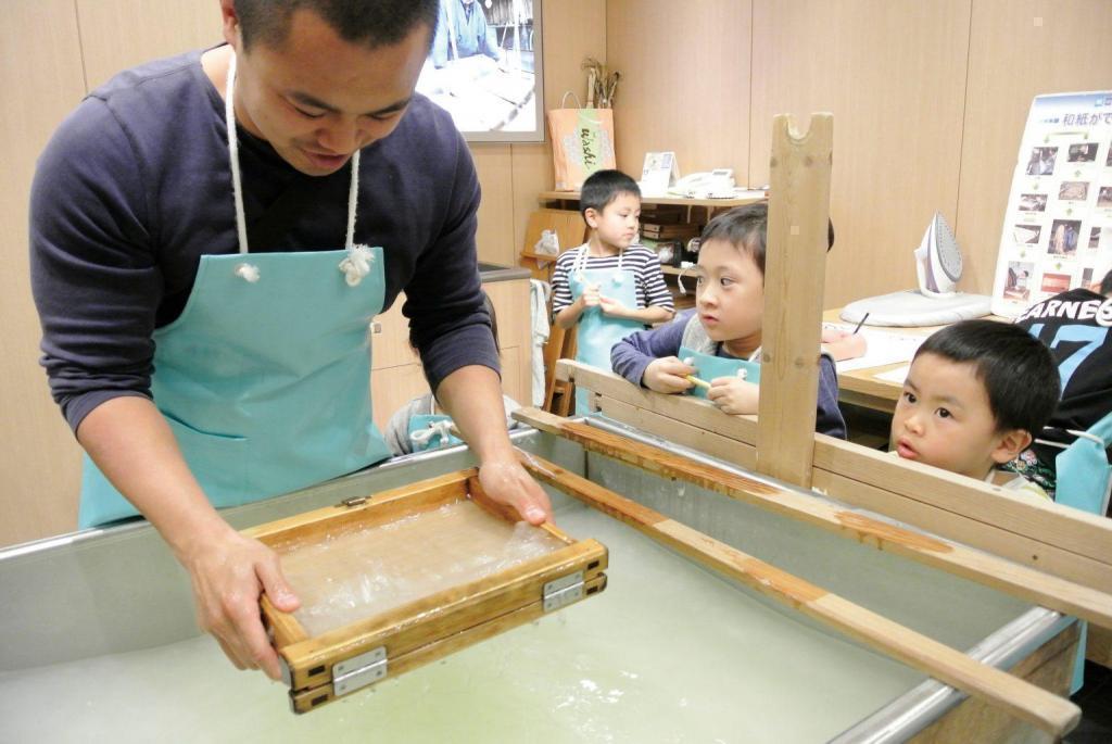 手漉（す）き和紙体験と小津史料館見学（11月8日（土）） 秋の中央区はイベント盛りだくさん！
「第18回 中央区まるごとミュージアム 2025」　11月8日（土）、9日（日）開催
＜事前募集イベントのご案内＞