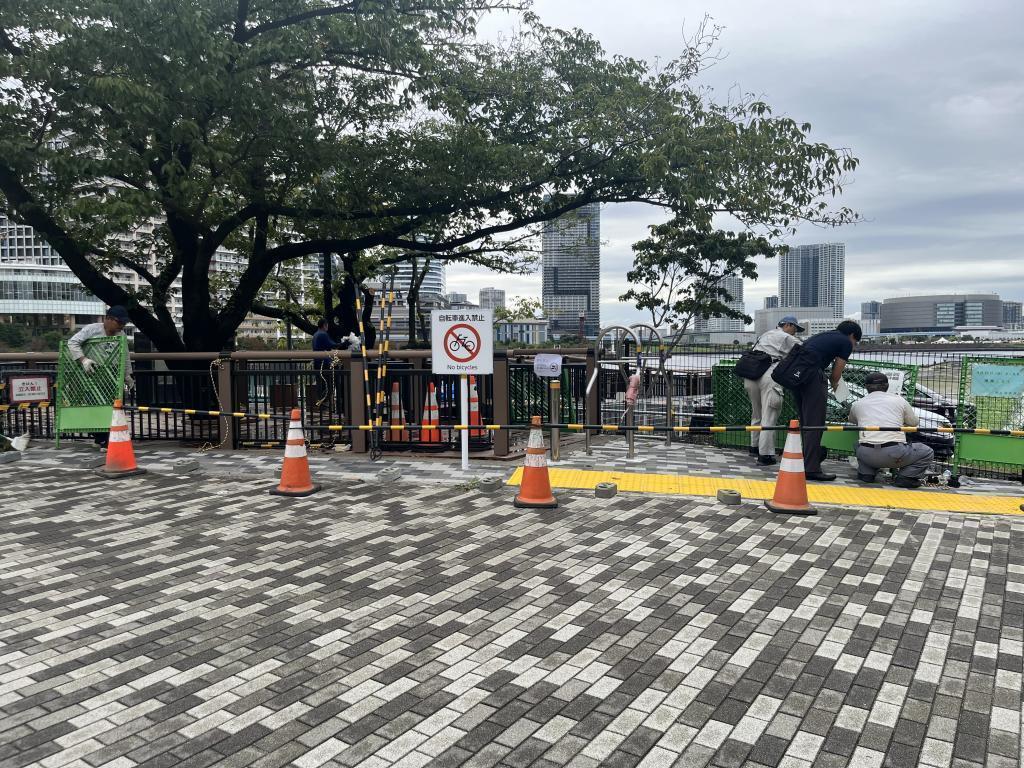 開園前の資材撤去中 旧「晴海鉄道橋」の遊歩道　祝開通！！