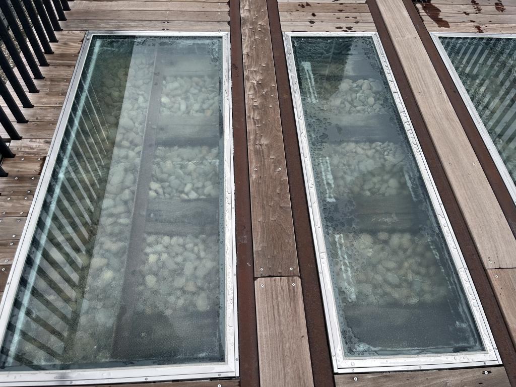 バラストが見える箇所も 旧「晴海鉄道橋」の遊歩道　祝開通！！