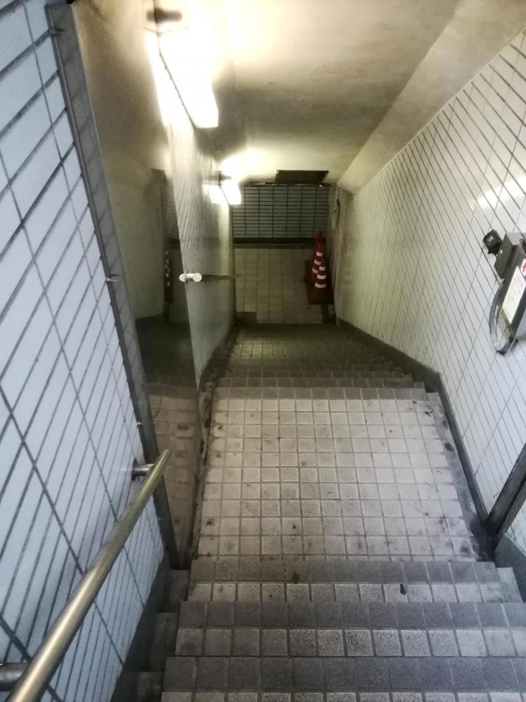  本町３丁目の地下通路　＜前編＞
　　～　区境の風景　④　～