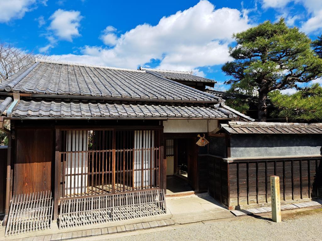 本居宣長と蔦屋重三郎とのつながり 三重テラス12周年「日本橋歴史アーカイブス新野圭二郎氏」
「本居宣長記念館名誉館長吉田悦之氏」
～江戸城下町初期の歴史から紐解く～対談