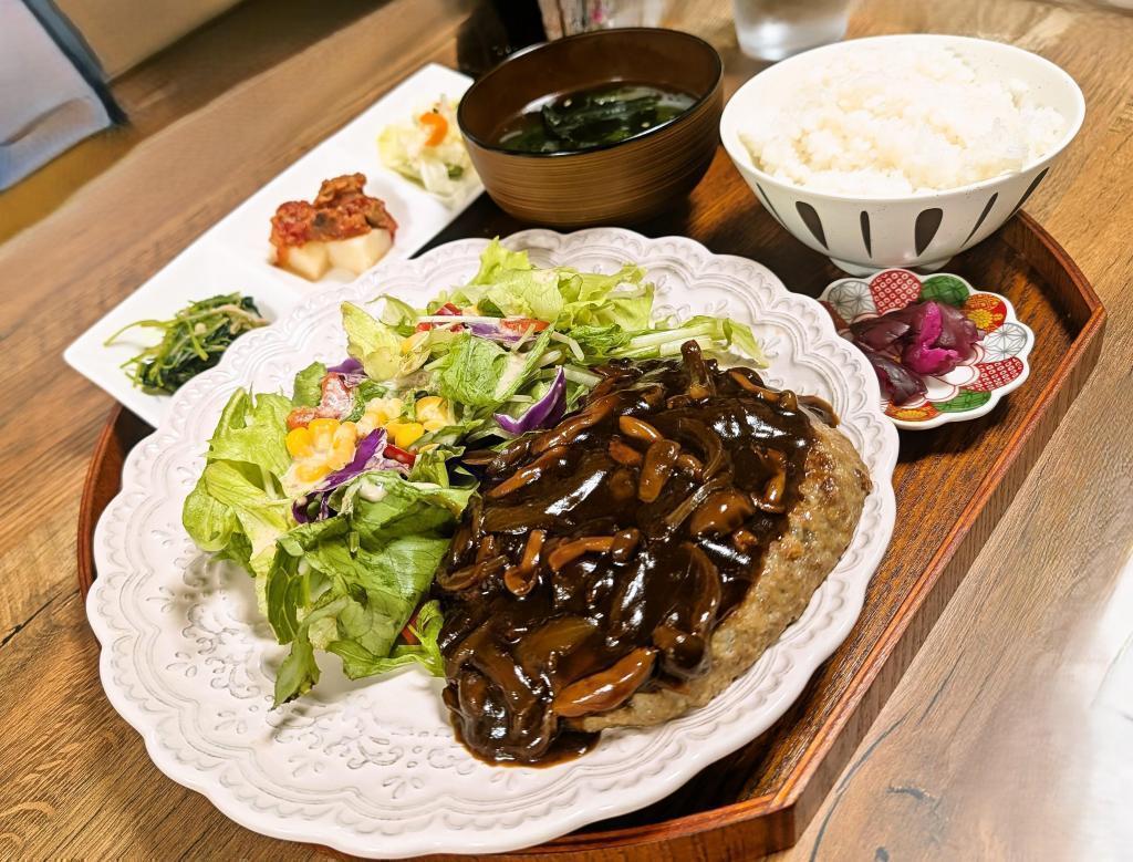 ハンバーグランチ 【新店情報】素材の新鮮さが際立つ隠れ家ランチ　「グランむすび」
でも、ランチにおむすびがない!?
