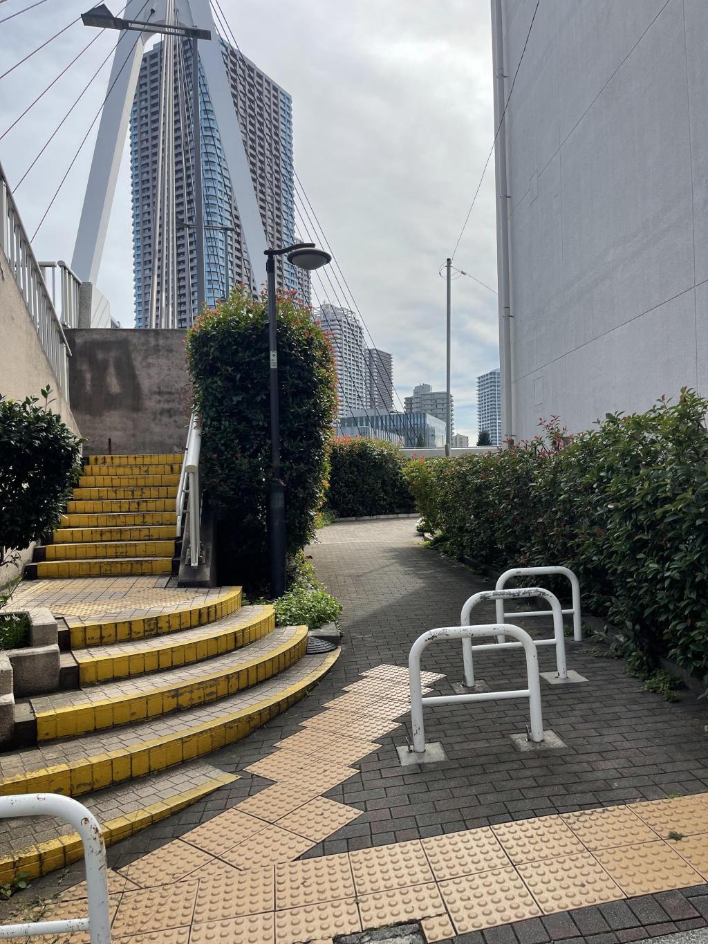  摩天楼と聖地に佇む日本水準原点