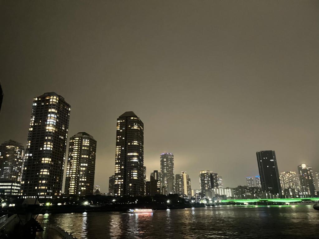  摩天楼と聖地に佇む日本水準原点