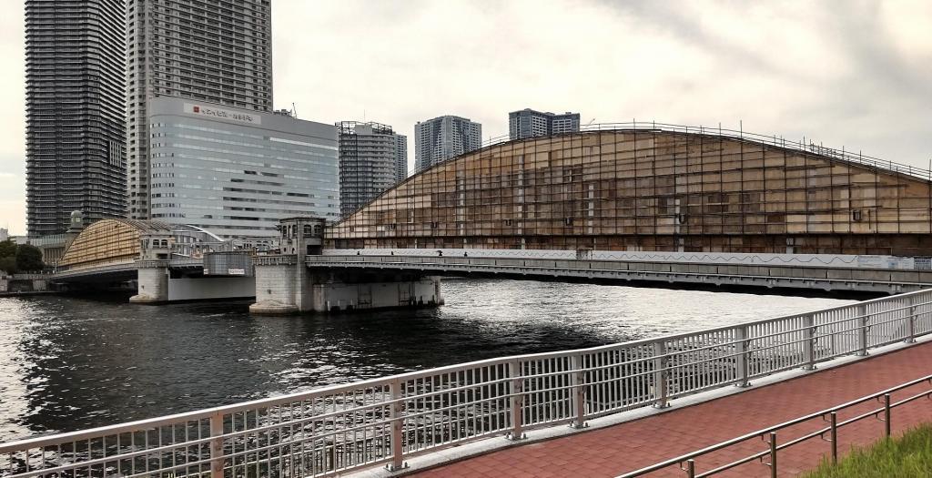  建設中？隅田川に巨大木造橋梁が。