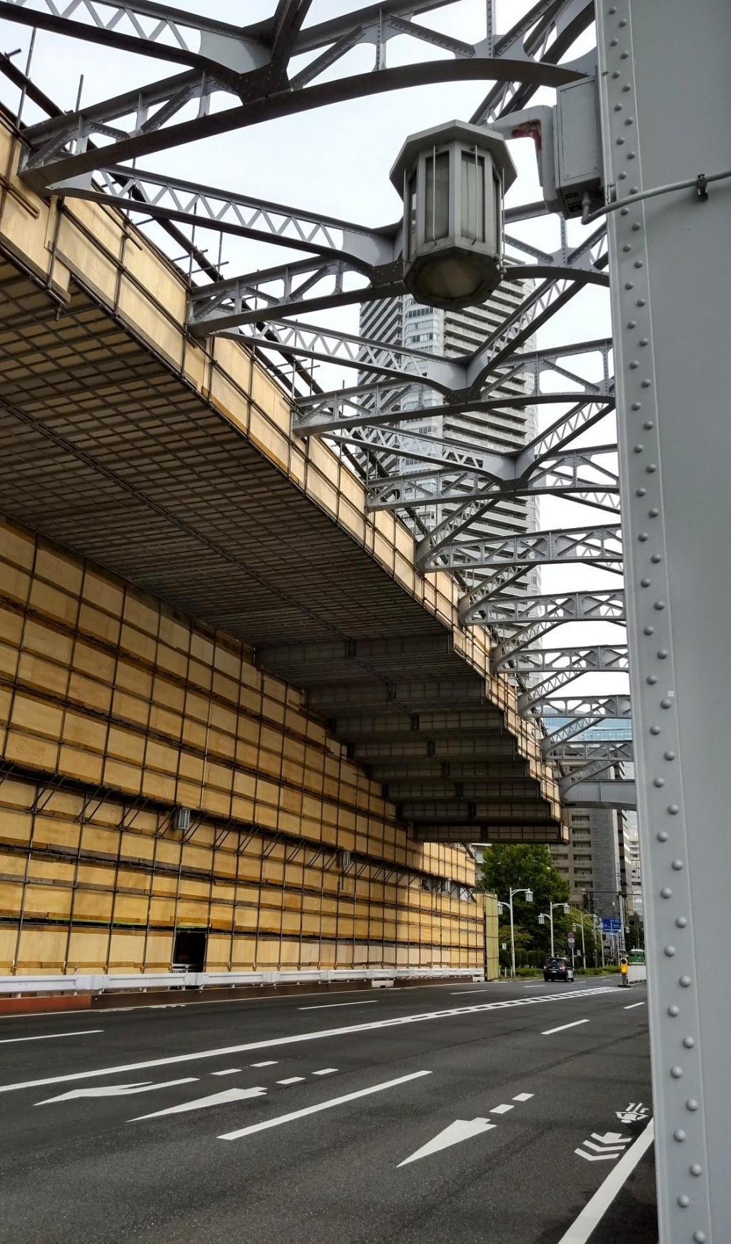  建設中？隅田川に巨大木造橋梁が。