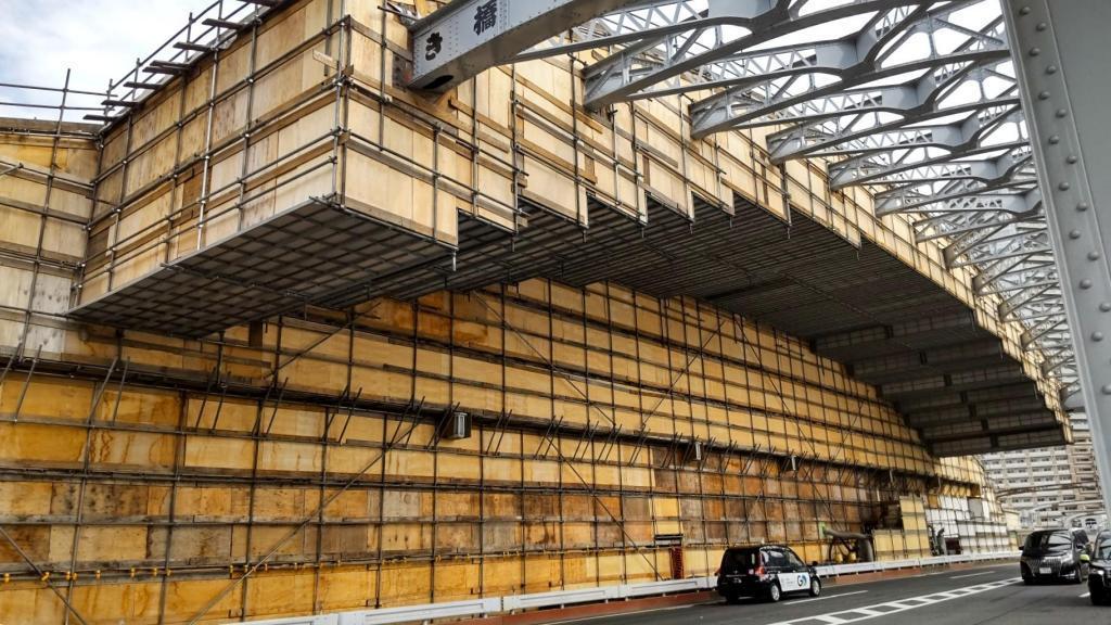 しびれます。この構造美。 建設中？隅田川に巨大木造橋梁が。