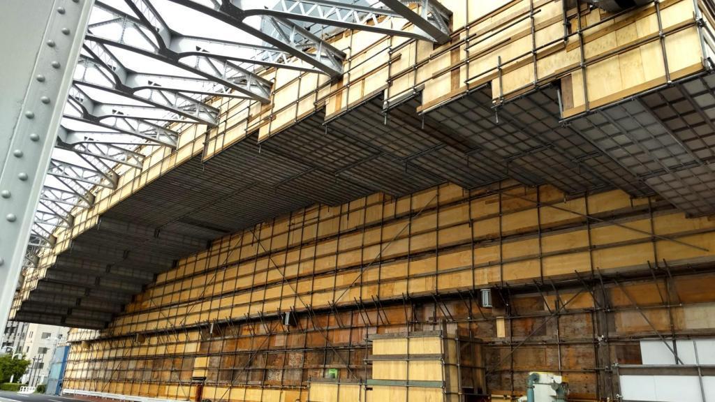  建設中？隅田川に巨大木造橋梁が。