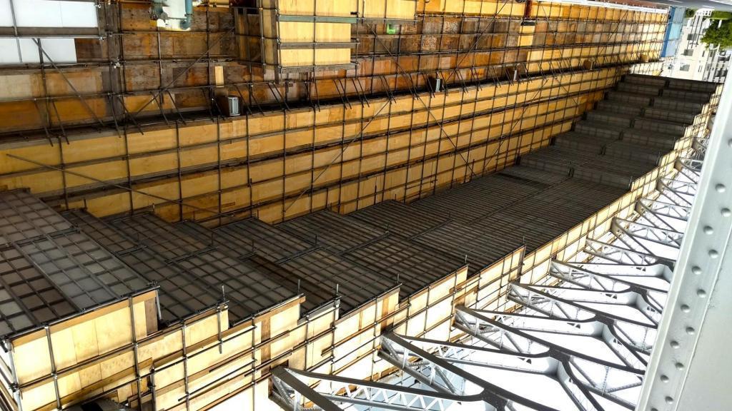 写真の天地を逆さにしてみれば 建設中？隅田川に巨大木造橋梁が。