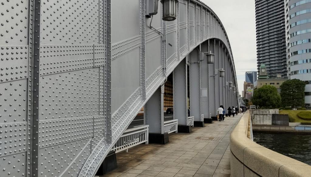 塗装工事が終了すれば 建設中？隅田川に巨大木造橋梁が。