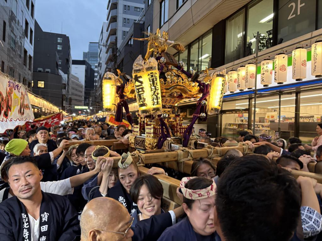 恒例の神輿が大伝馬町と本町を練り歩く！ 【御礼】べったら市2025 ご来場ありがとうございました