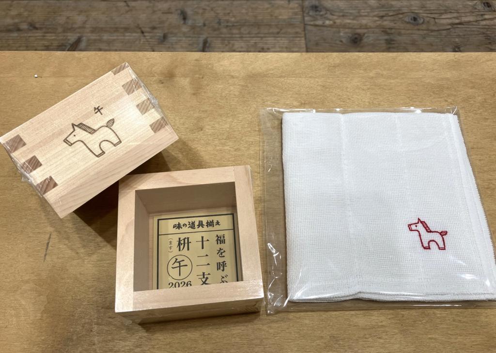 右：　木屋　干支ふきん　午
５５０円
左：　木屋　干支一合升　午
８２５円 迎春　日本橋木屋
　　～　日本橋木屋本店 izutuki　～