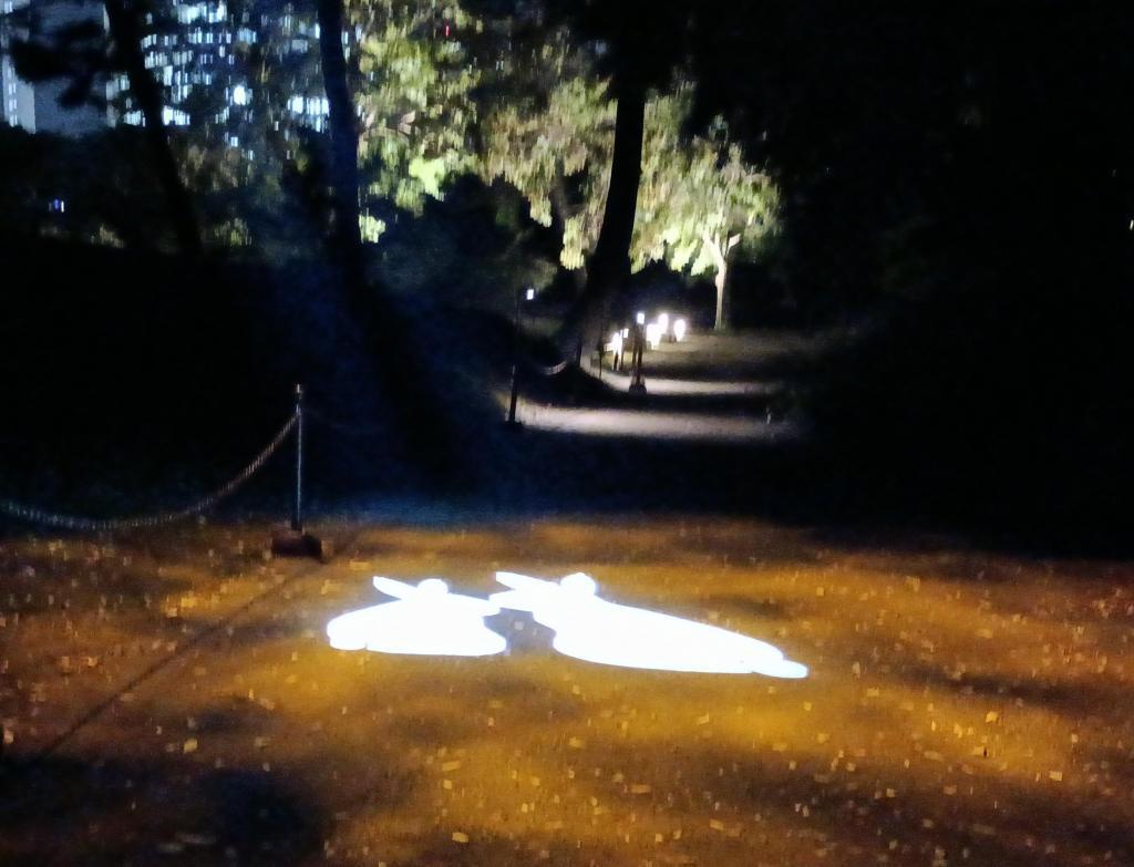 親子のうさぎのシルエットは微笑ましいですね。笑！ 浜離宮『栗名月・十三夜』お月見散歩
ライトアップの幻想的な光と影の演出を愉しもう！
2025・10/31(金)-11/5(水)