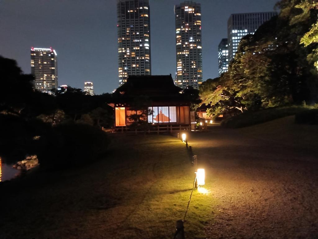 徳川将軍のシルエットが映し出される雅な光景にうっとり！ 浜離宮『栗名月・十三夜』お月見散歩
ライトアップの幻想的な光と影の演出を愉しもう！
2025・10/31(金)-11/5(水)