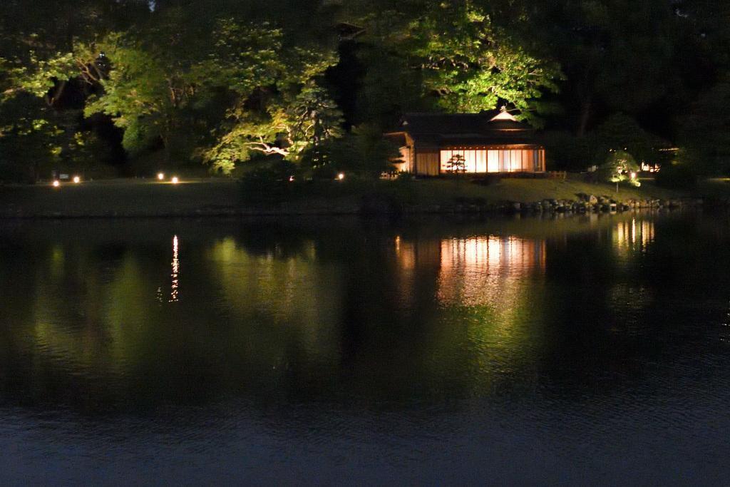  Moon Viewing at Hama-rikyu Gardens on an Autumn Night