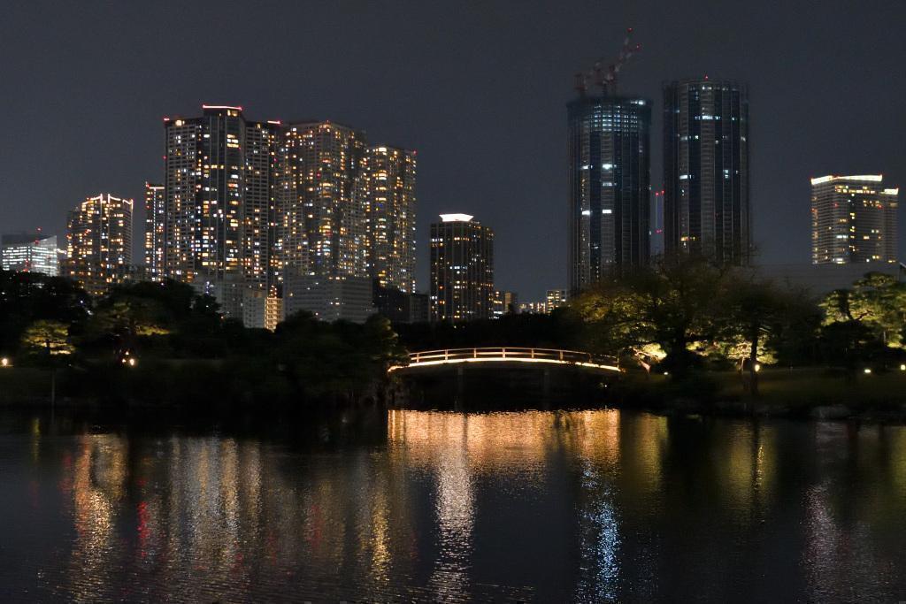  Moon Viewing at Hama-rikyu Gardens on an Autumn Night