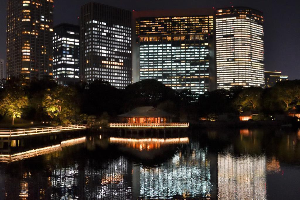  Moon Viewing at Hama-rikyu Gardens on an Autumn Night